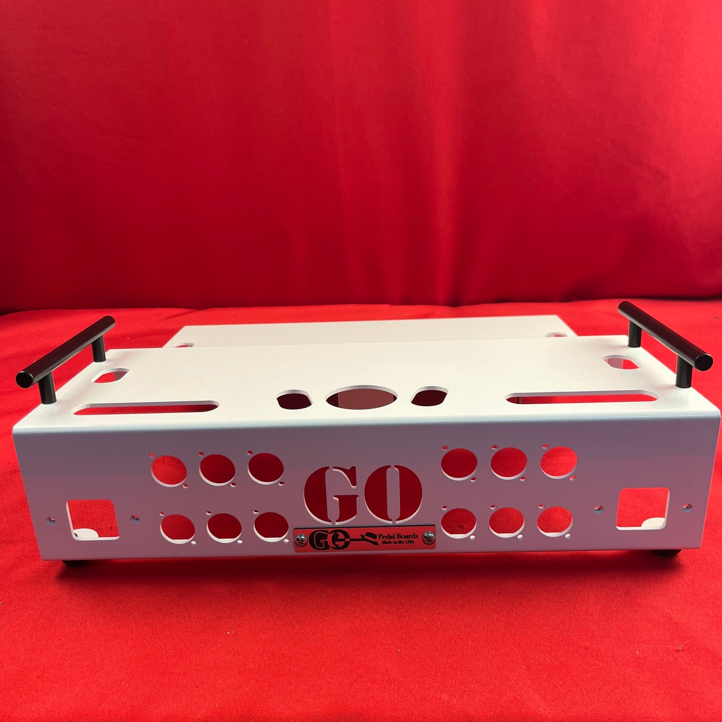 GO Pedalboards 2T18ATA 2-Tier 18-inch Aluminum Pedalboard w/ATA Flight Case, White