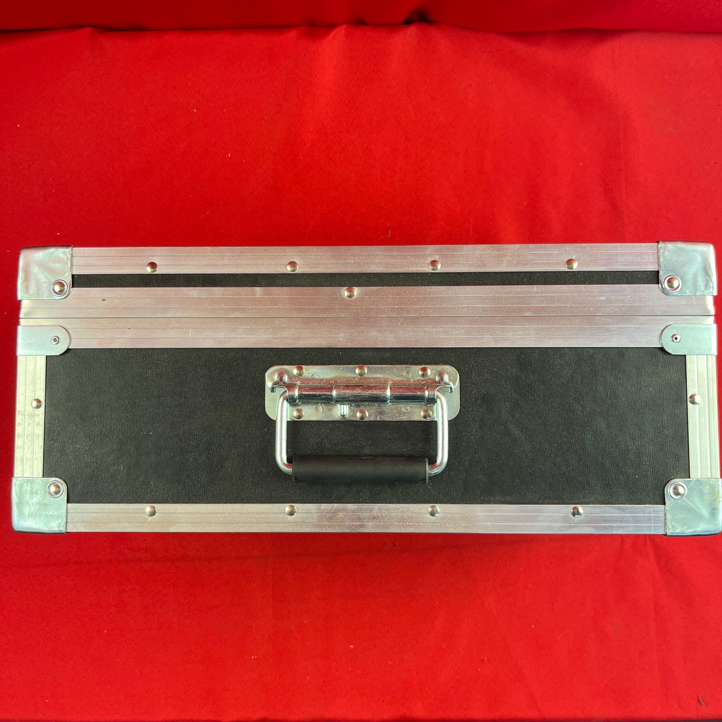 GO Pedalboards 1T18ATA 1-Tier 18-inch Aluminum Pedalboard w/ATA Flight Case, Black